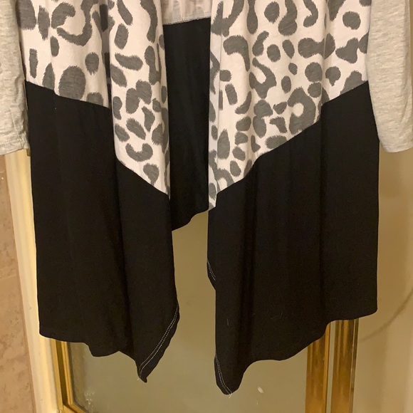 Asymmetrical leopard black white grey cardigan size M medium - Picture 4 of 4